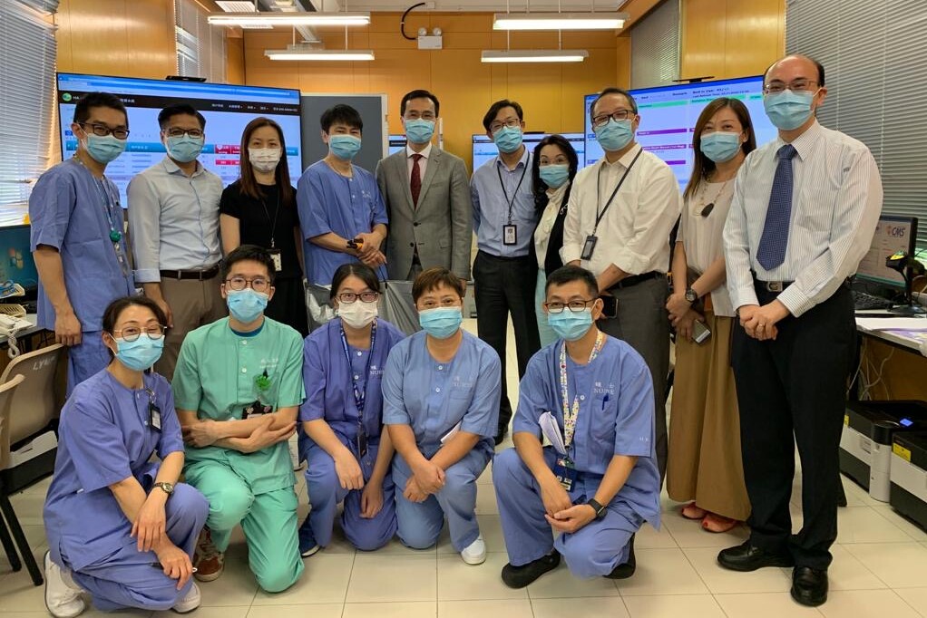 Dr. LUK Che Chung with his colleagues